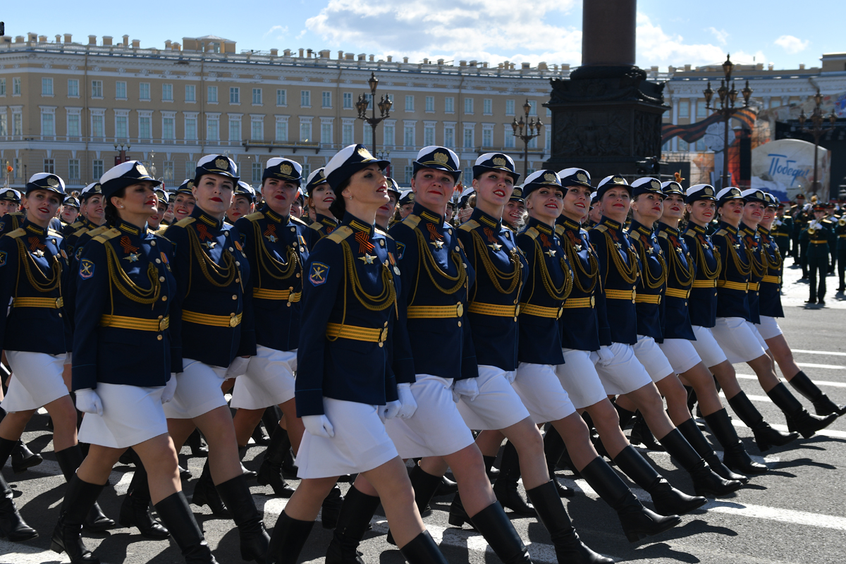 Военном параде в санкт. Девушки на параде Победы. Женская парадная Военная форма. Женщины на параде 2020.