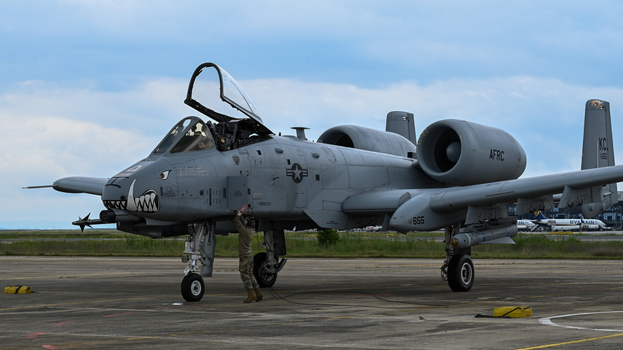 A-10 modern fighting aircraft volume6◎ A-10 (Modern Fighting Aircraft Vol 6) : Amazon.co.uk: Books
